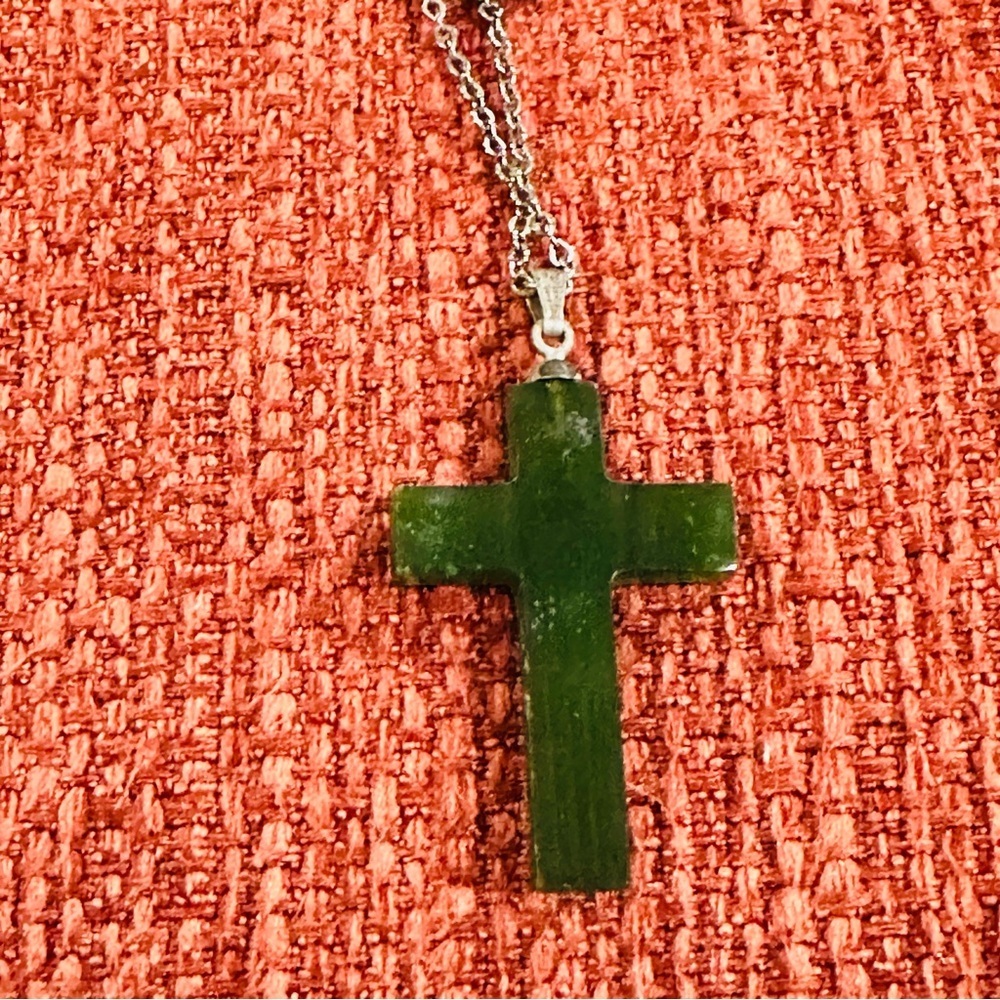 Vintage Green Stone Cross Charm with Silvertone Chain - Picture 2 of 3